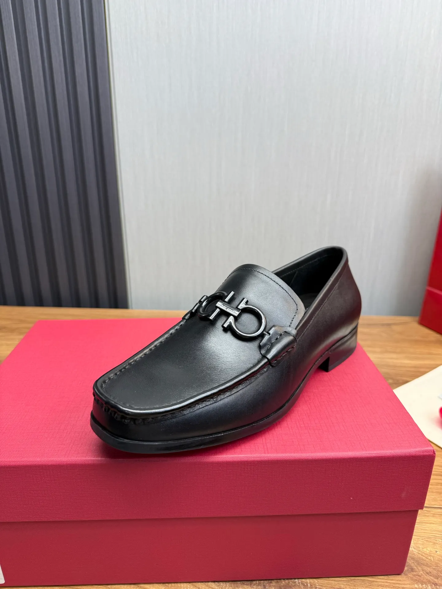 Men's shoes 💰760💰 Ferragamo. [Ferragamo] Men's Loaf leather shoes, the latest hot style, 1:1 original purchase quality, top quality, imported open-edge beaded cowhide leather on the upper, hand-made three-dimensional stitching highlights the round toe design, the inner feet are made of imported cowhide, with original wear-resistant rubber outsole, matching code 39-44, (38, 45 custom-made, non-refundable)
